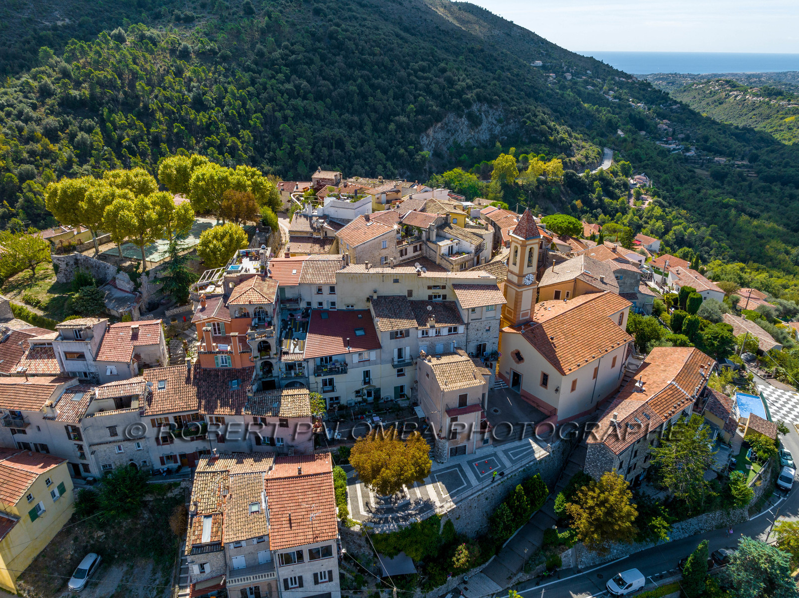 France, Alpes-Maritimes (06) Aspremont, located 554 meters above sea level, above the gorges that close the valley above Nice, which is 13 km away.